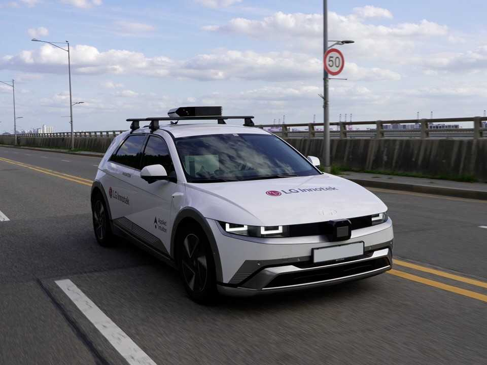 LG이노텍의 자율주행 센싱 데이터 수집 차량(Data Collection Vehicle)이 도심을 달리고 있다. [LG이노텍 제공]
