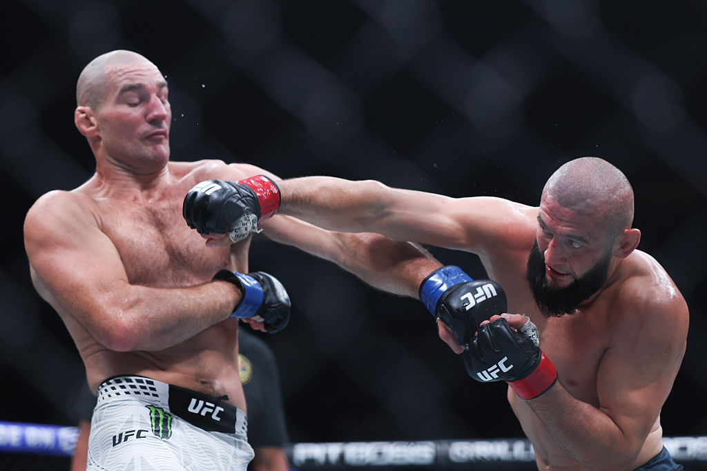 지난 5월 UFC 328 미들급 타이틀전에서 션 스트릭랜드(왼쪽)가 함자트 치마예프의 펀치를 흘리고 있다. [게티이미지]