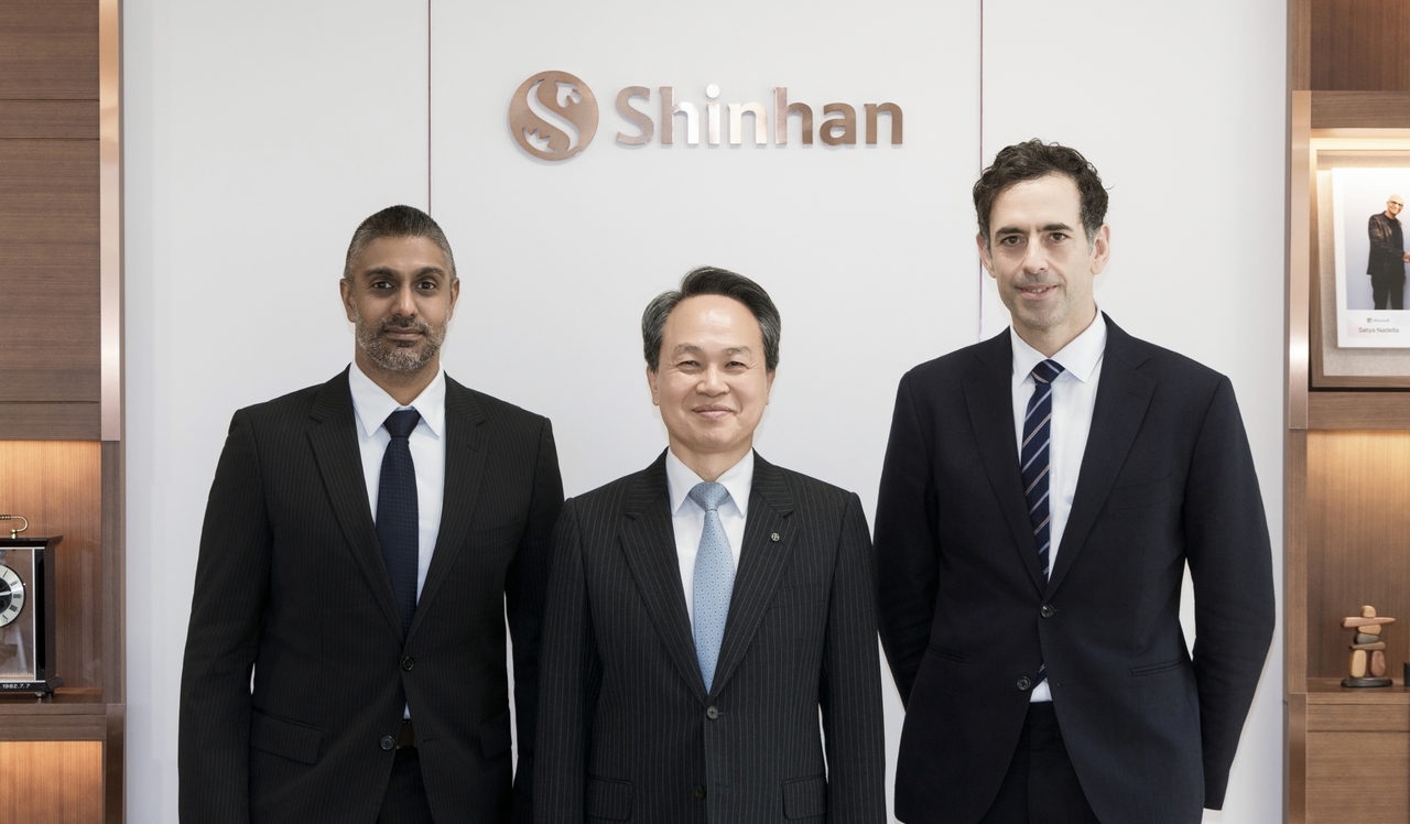 From left: Viv Dhiwakar, president of the Canton Foundation, Jin Ok-dong, chairman of Shinhan Financial Group, and Yubal Rooz, co-founder and CEO of Digital Asset, pose for a photo at Shinhan Financial Group’s headquarters in Jung-gu, Seoul, Tuesday. (Shinhan Financial Group)