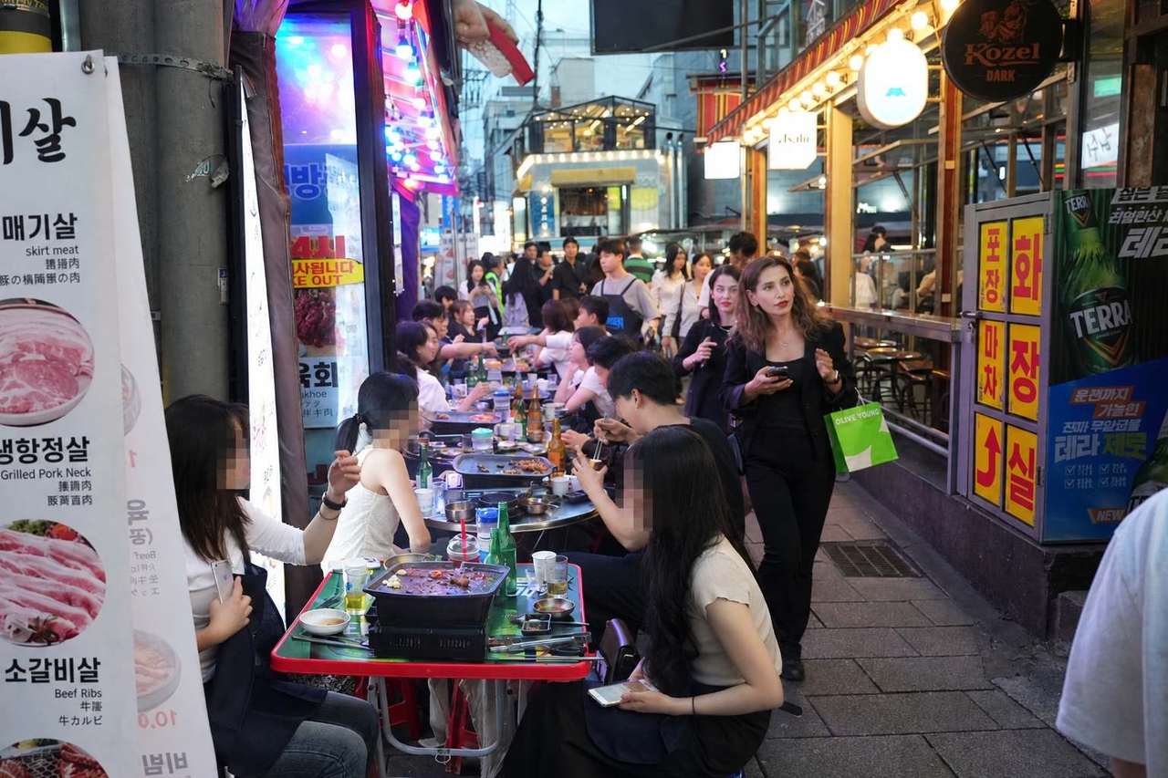 An outdoor dining street in Jongno 3-ga