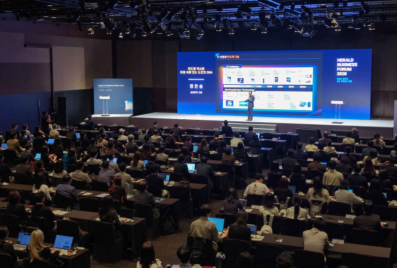 Jung Eun-seung, an adviser at Samsung Electronics, delivers a keynote address on "The DNA of Challenge in the History and Future of Semiconductors" at the Herald Business Forum 2026, held Tuesday morning at the Dynasty Hall of the Shilla Hotel in Jung-gu, Seoul. Photo by Lim Se-jun