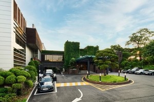 Who you know, not what you have, gets you into Seoul Club