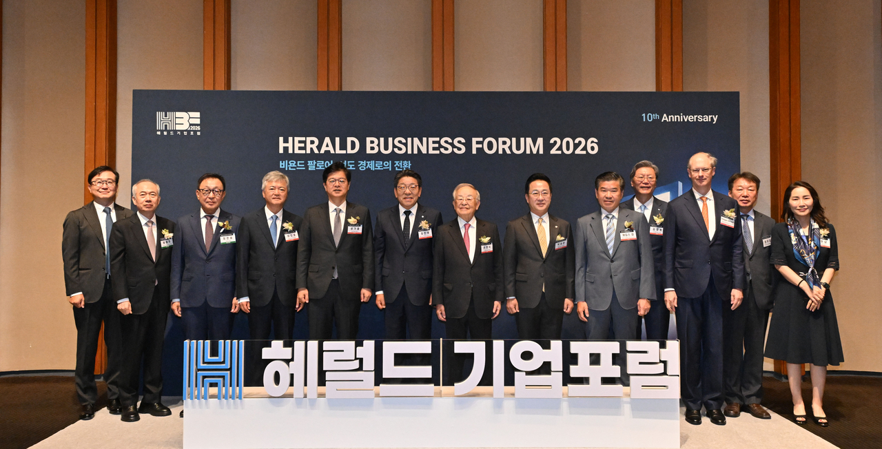 James Kim, president and chief executive of the American Chamber of Commerce in Korea; Choi Jin-young, publisher and chief executive of Herald Media Group; Son Kyung-shik, chairman of the Korea Enterprises Federation; Park Sung-jun, chief spokesperson of the Democratic Party of Korea; and Seong Ki-hong, senior secretary for public communications at Cheong Wa Dae, pose for a commemorative photo at the Herald Business Forum 2026, held Tuesday morning at the Dynasty Hall of the Shilla Hotel in Jung-gu, Seoul. Photo by Lim Se-jun
