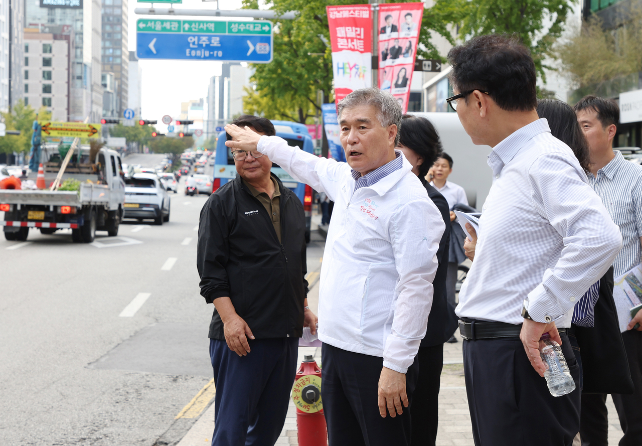 김현기 강남구청장이 2026강남페스티벌을 앞두고 도산대로 일대 안전 점검을 하고 있다.