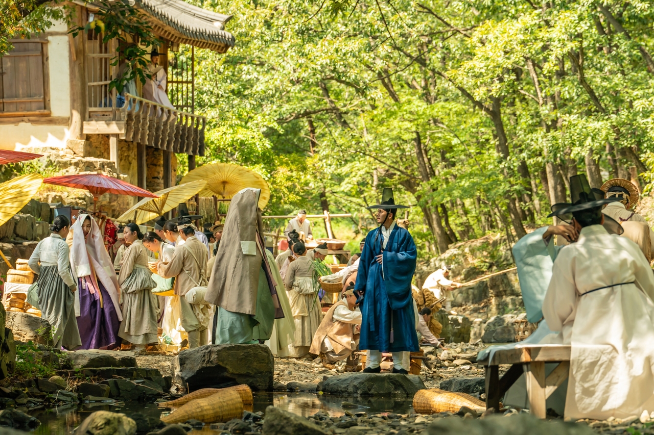 A scene from "The Scandal" depicting 19th-century Joseon society, divided by class and gender (Netflix)