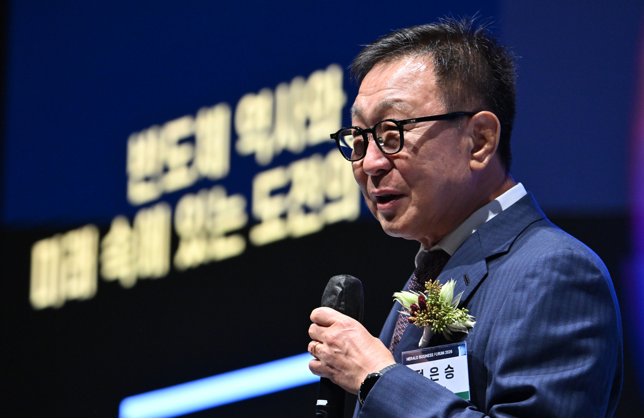 정은승 삼성전자 고문이 29일 오전 서울 중구 신라호텔 다이너스티홀에서 열린 헤럴드 기업포럼 2026에서 ‘반도체의 역사와 미래 속에 있는 도전의 DNA’를 주제로 기조연설을 하고 있다. 임세준 기자