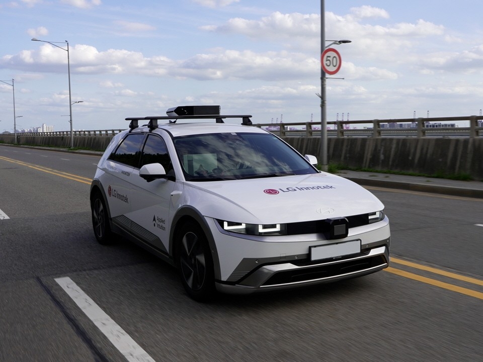 LG Innotek’s autonomous-driving data collection vehicle travels on a city street in Korea. (LG Innotek)
