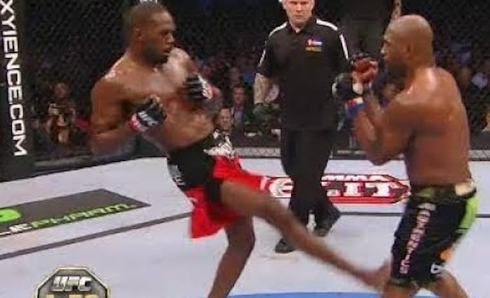 존 존스의 오블릭 킥 [UFC 중계화면 캡처]