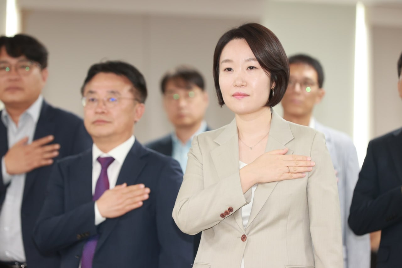 이소영 중소벤처기업부 장관이 28일 세종특별자치시 중소벤처기업부 어울림홀에서 열린 취임식에서 국민의례를 하고 있다. [중기부]