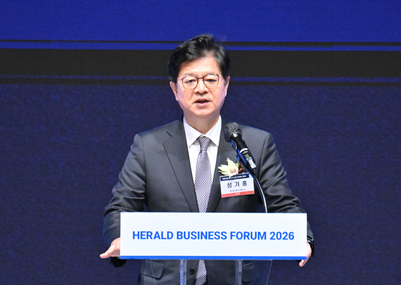 Seong Ki-hong, senior secretary for public communications at Cheong Wa Dae, reads a congratulatory message from President Lee Jae Myung at the Herald Business Forum 2026, held Tuesday morning at the Dynasty Hall of the Shilla Hotel in Jung-gu, Seoul. Photo by Lim Se-jun