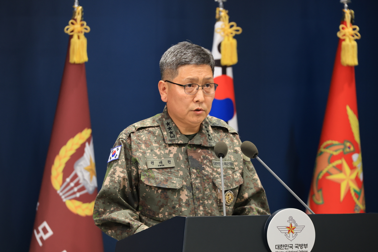 South Korea's Joint Chiefs of Staff Vice Chairman Lt. Gen. Kwon Dae-won announces the interim results of a military investigation into mine explosions inside the Demilitarized Zone, at the defense ministry headquarters in Yongsan, Seoul, on Monday. (Yonhap)