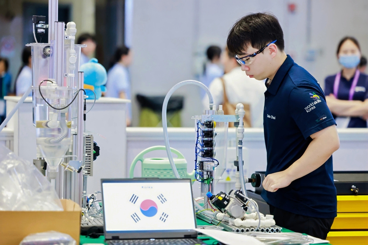 Choi Su-ho of Korea Water Resources Corporation competes in the water treatment process configuration, assembly and automated operation task at the 48th WorldSkills Competition in Shanghai, China, on Wednesday. [Korea Water Resources Corporation]