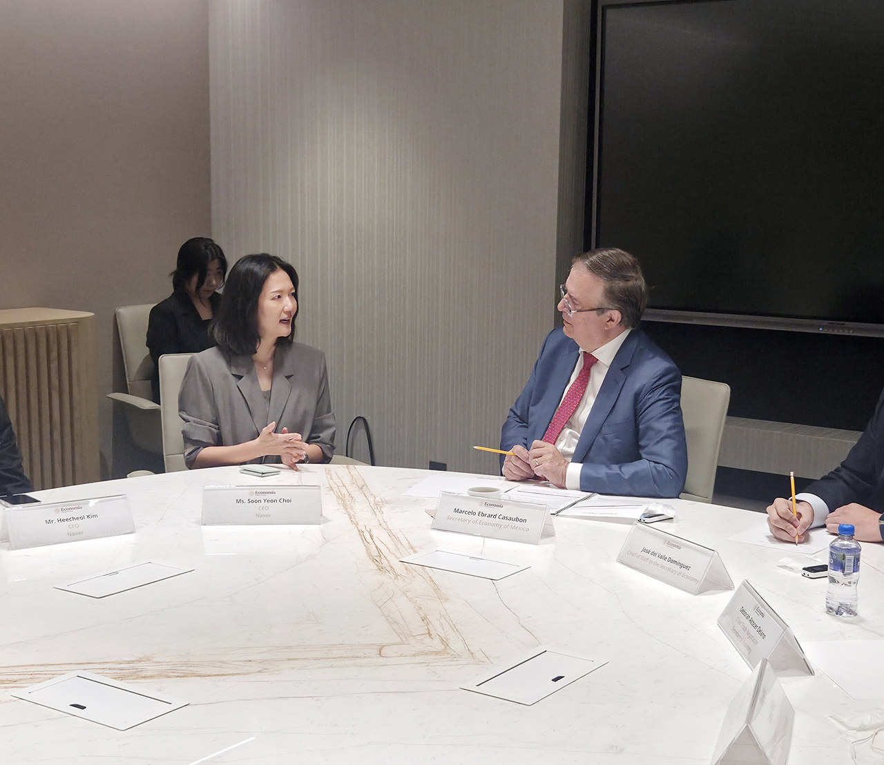Naver CEO Choi Soo-yeon (left) speaks with Mexican Economy Minister Marcelo Ebrard on Friday (local time). [Naver]