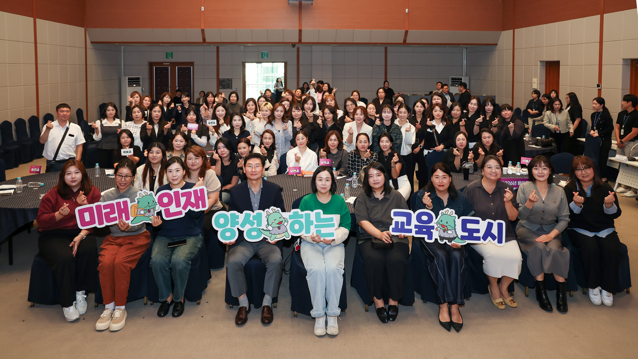 이상일 용인특례시장이 29일 용인문화원에서 처인지역 초등학교 학부모와 간담회를 열었다.[용인시 제공]