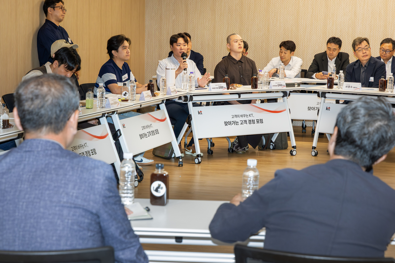 KT가 여러 업종의 소상공인 고객과 포럼을 진행하는 모습 [KT 제공]