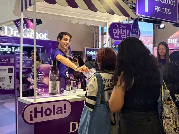 Local visitors check out the Dr. Groot promotional booth at the 2026 K-EXPO MEXICO, held Sept. 25–27 at the World Trade Center in Mexico City. (LG H&H)
