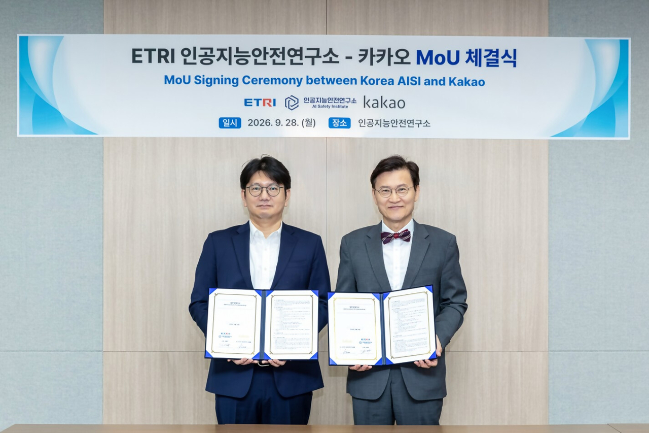 김세웅(왼쪽부터) 카카오 AI 시너지 성과리더와 김명주 인공지능안전연구소장이 지난 28일 업무협약 체결 후 사진 촬영을 하고 있다. [카카오 제공]