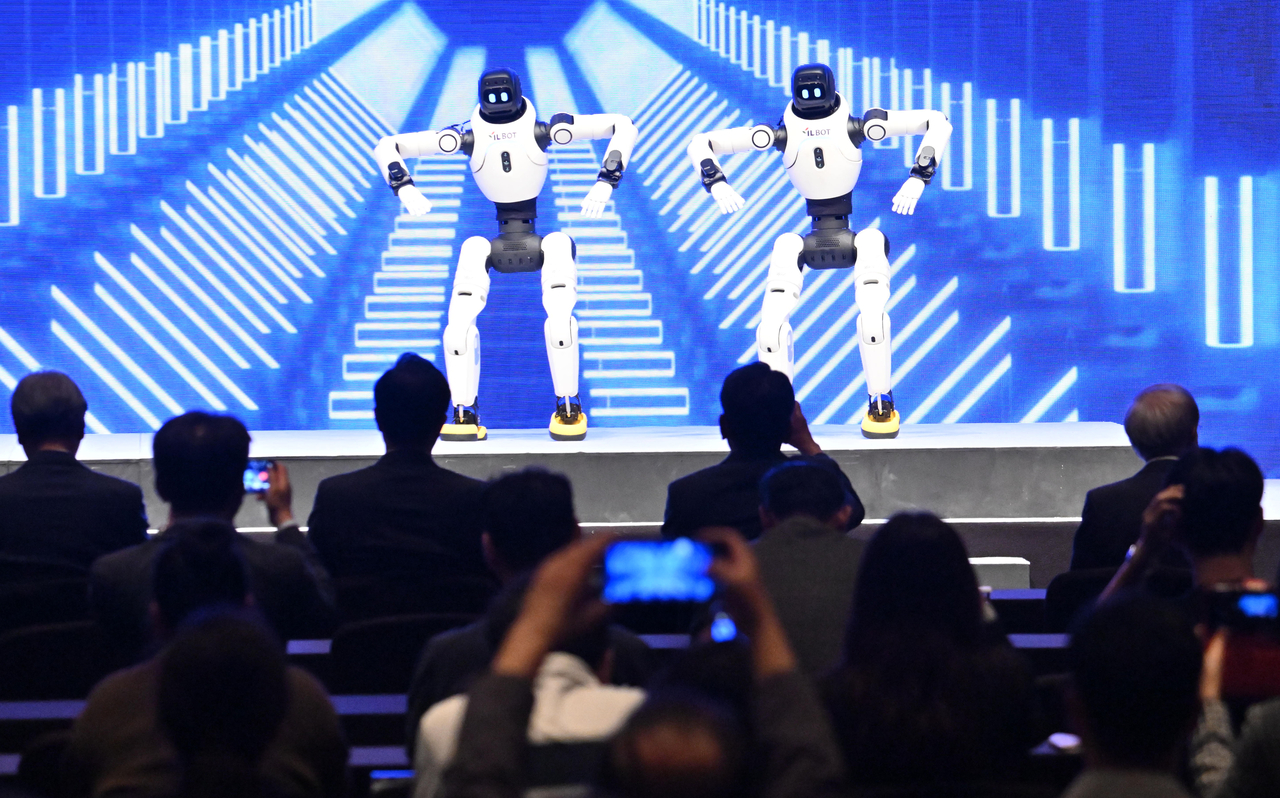 An ILRobotics Y1 Ultra model performs at the Herald Business Forum 2026, held Tuesday morning at the Dynasty Hall of the Shilla Hotel in Jung-gu, Seoul. Photo by Lim Se-jun