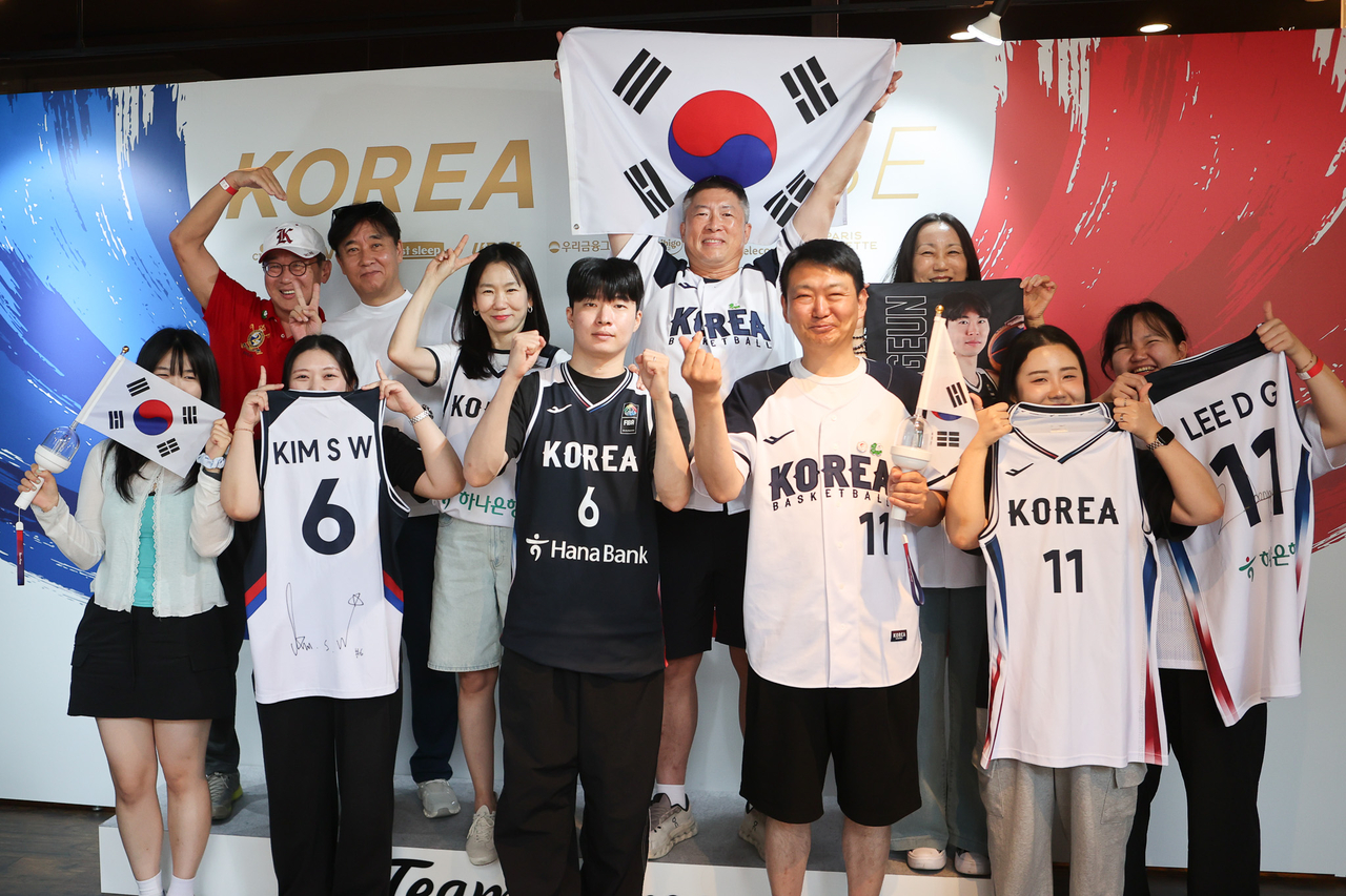 2026 아이치·나고야 아시안게임에 출전한 한국 3대3 농구 선수단의 가족과 팬, 지인들이 팀코리아 프렌즈&패밀리 라운지를 방문해 기념촬영을 하고 있다.
