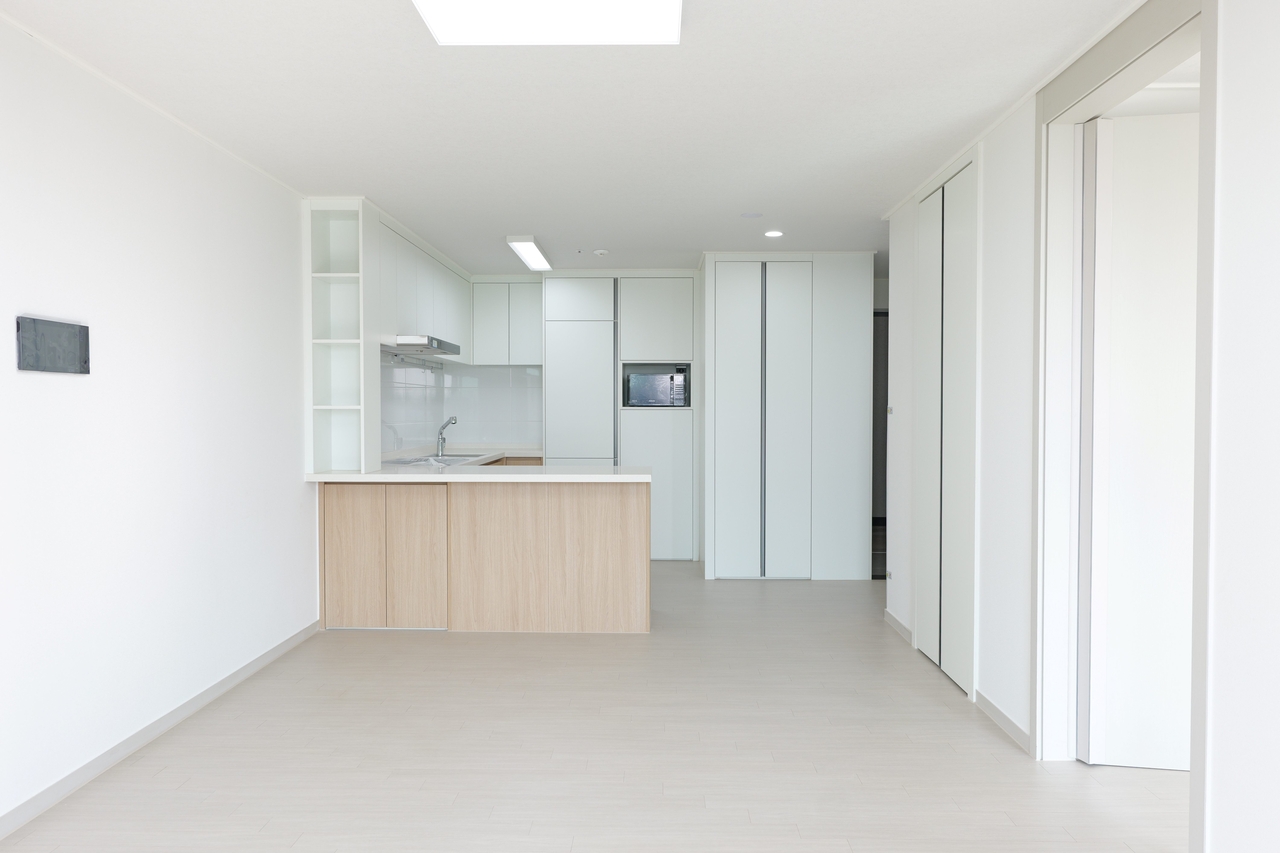 The kitchen of a 53-square-meter unit at Remarkvill Mapo. [KT Estate]