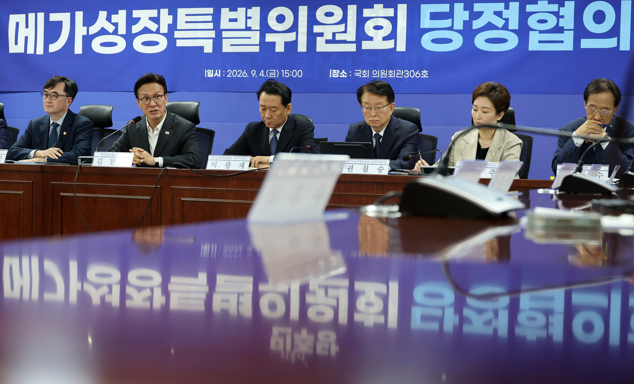 김민석 더불어민주당 대표가 4일 국회 의원회관에서 열린 메가성장특별위원회 당정 협의에서 발언하고 있다. [연합]