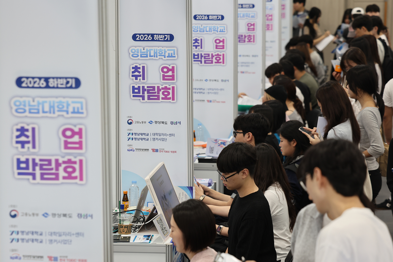 한국의 교육 이수 수준은 높았으나 대학에 투입되는 재정과 고용성과는 경제협력개발기구(OECD) 평균에 미치지 못한다는 조사 결과가 나왔다. 사진은 2026 하반기 영남대학교 취업 박람회. [연합]