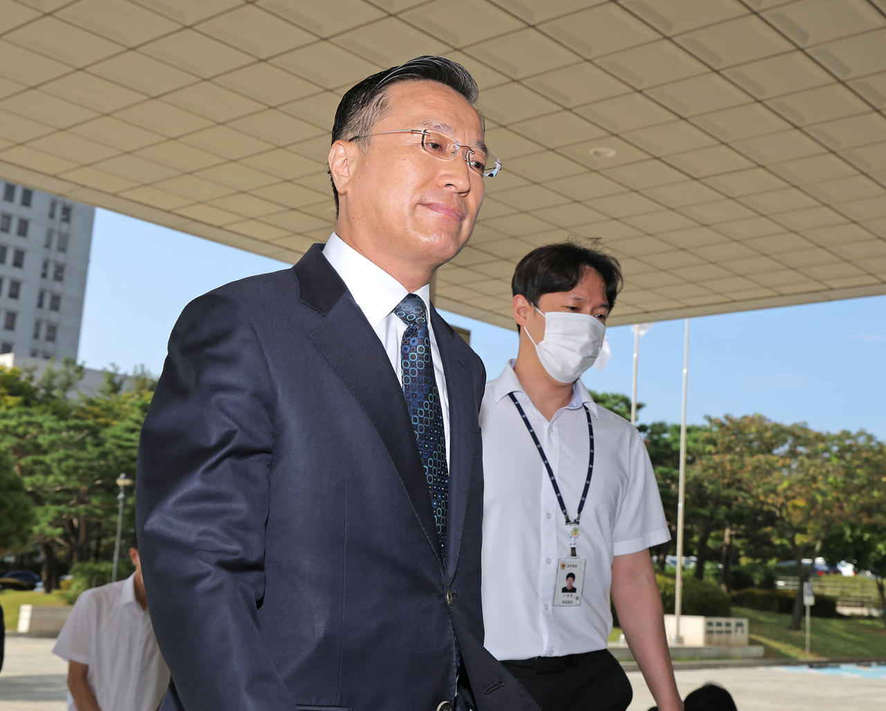 공석인 검찰총장 직무대행을 맡게 된 이정현 신임 대검찰청 차장이 23일 서울 서초구 대검찰청에 출근하고 있다. [연합]