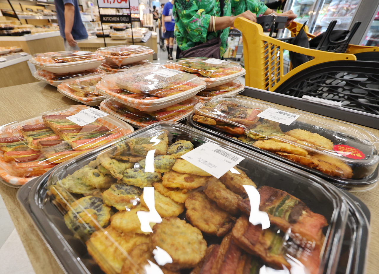 Holiday food on display at a hypermarket in Seoul on Wednesday. [Yonhap]