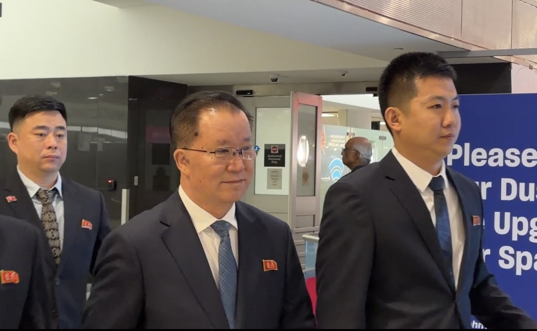 A North Korean delegation led by Vice Foreign Minister Kim Son-gyong (center) arrives at John F. Kennedy International Airport in New York on Wednesday (local time) to attend the 81st session of the UN General Assembly. [Yonhap]