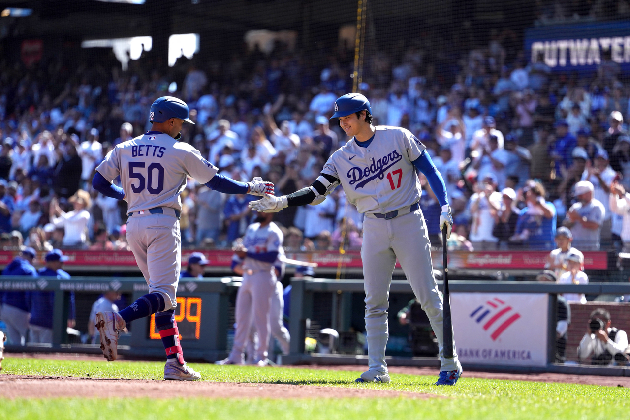 Los Angeles Dodgers’ Mookie Betts (left) is congratulated by Shohei Ohtani after hitting a home run against the San Francisco Giants, at Oracle Park in San Francisco, Saturday.    (Reuters-Yonhap)