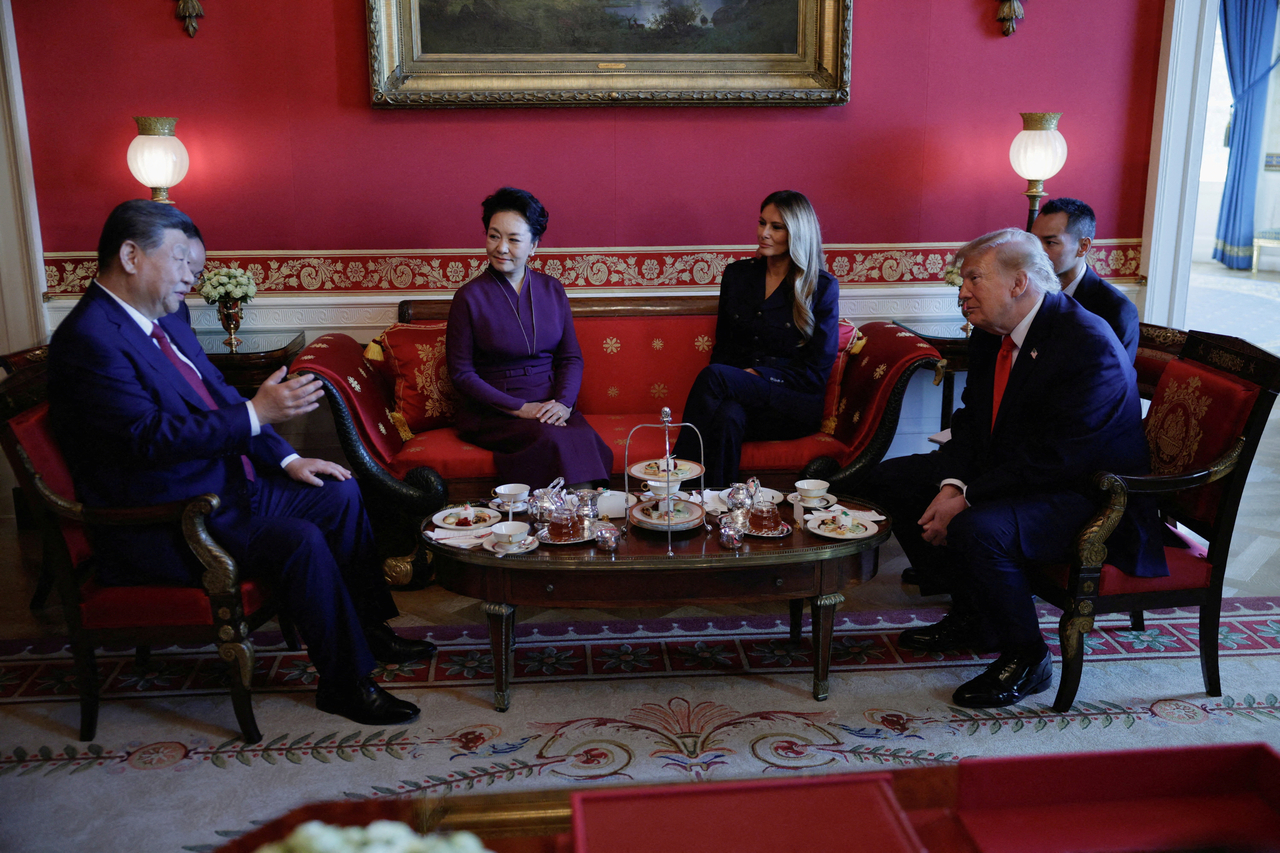 US President Donald Trump (right) listens to Chinese President Xi Jinping (left) in the Red Room of the White House in Washington, Friday. (Reuters-Yonhap)