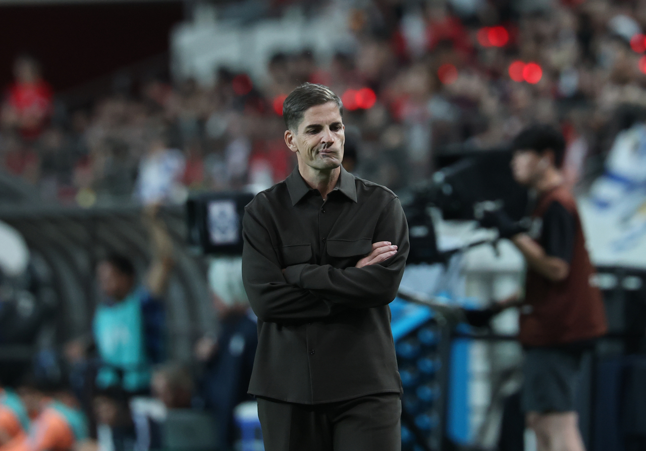 South Korea head coach Roberto Moreno reacts during a men's football friendly against Uruguay at Seoul World Cup Stadium in Seoul on Sept. 28, 2026. (Yonhap)