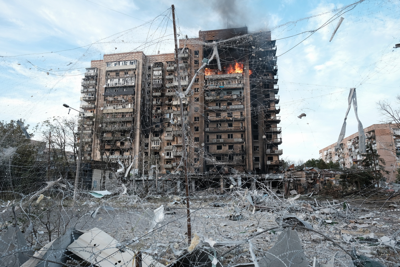 Flames engulf a damaged building following a Russian strike in Kramatorsk, Donetsk region, eastern Ukraine, on Sept. 28. (EPA-Yonhap)