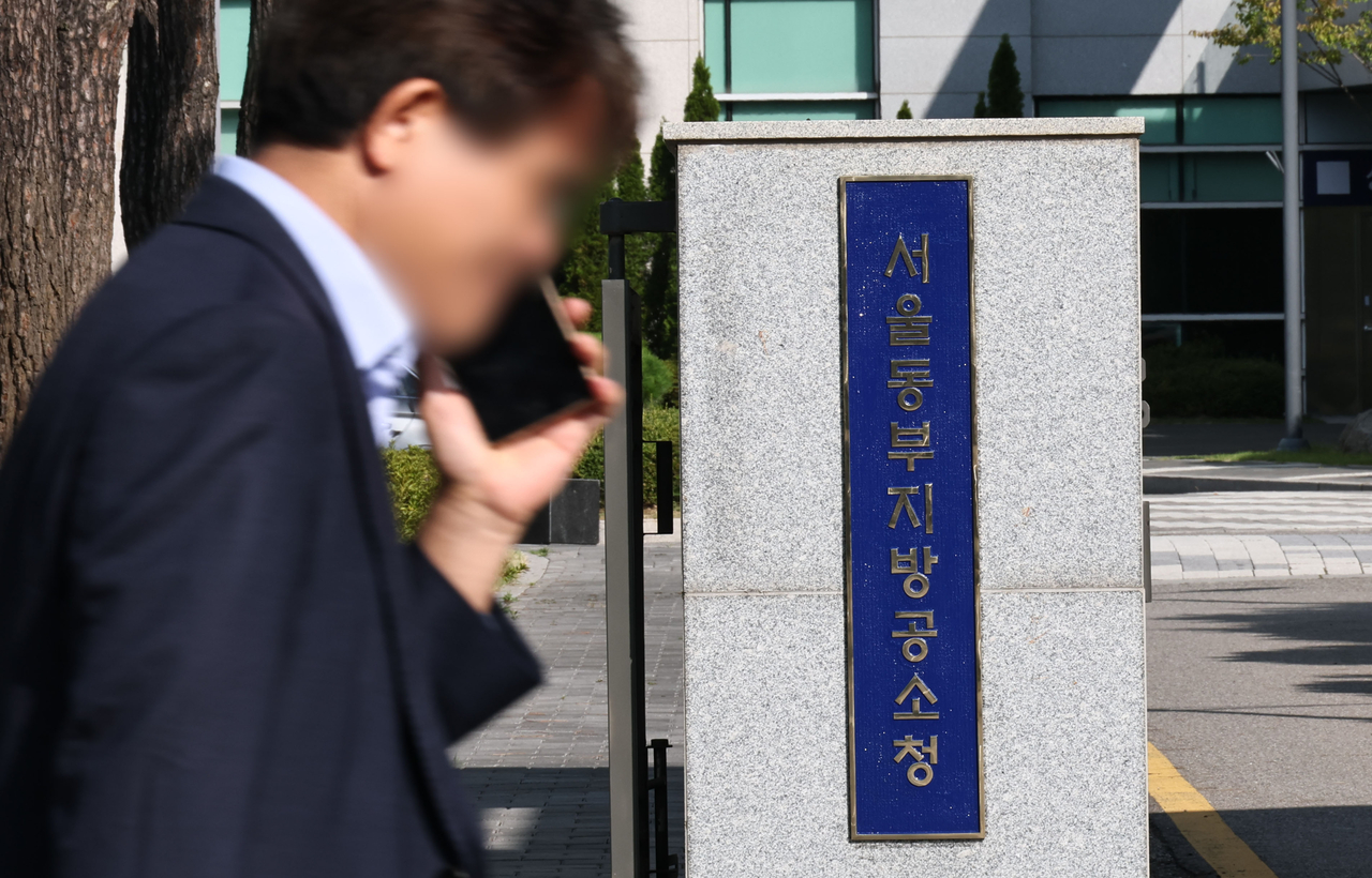 공소청 출범을 앞둔 29일 서울 동부지방검찰청 청사 입구에 공소청 간판이 새롭게 설치돼 있다.  [연합]
