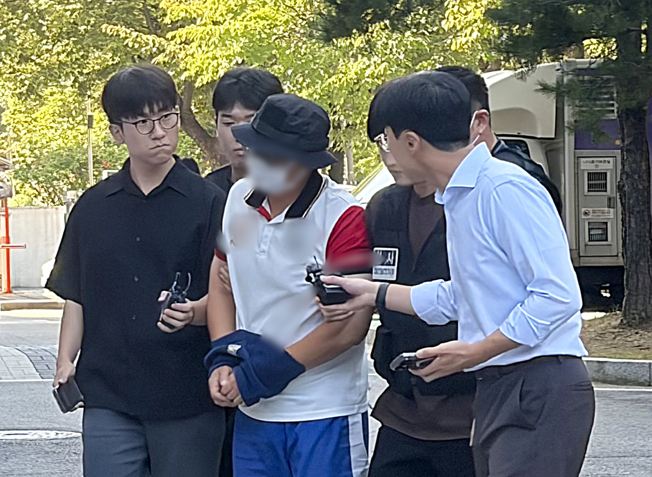 공공장소흉기소지 혐의를 받는 천모 씨가 29일 서울 양천구 남부지방법원에서 열린 구속 전 피의자 심문(영장실질심사)에 출석하고 있다.
천씨는 지난 27일 오후 3시45분께 서울 영등포구 양화한강공원 인근에서 흉기를 들고 행인들을 위협한 혐의를 받는다. [연합]