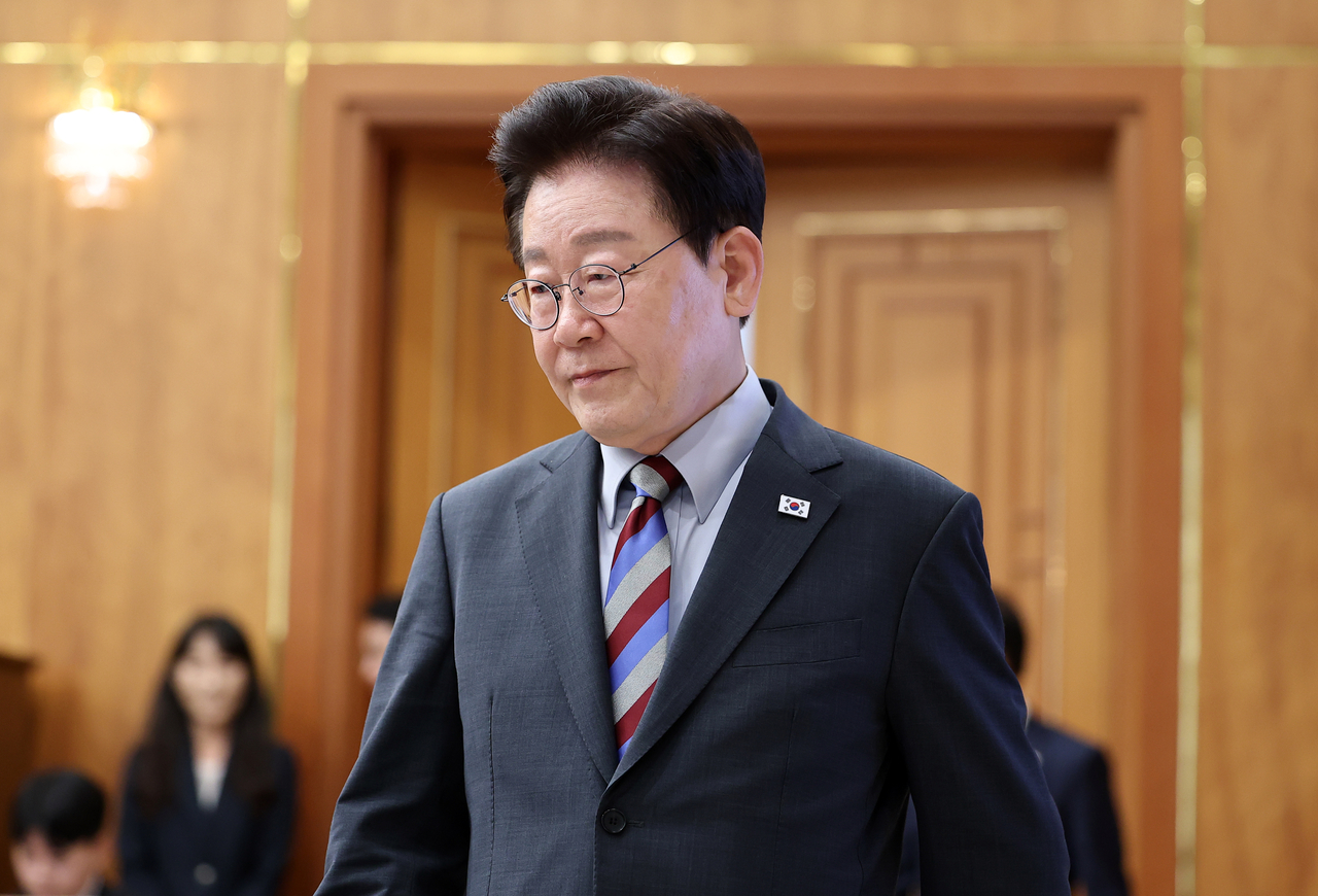 이재명 대통령이 29일 청와대에서 열린 메가프로젝트 제3차 민관합동점검회의에 입장하고 있다. [연합]