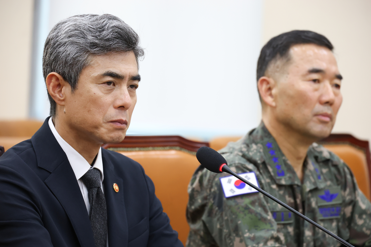강신철 국방부 장관이 29일 국회에서 열린 국방위에서 열린 DMZ 지뢰 추정 폭발사고 현안 질의에 참석, 의원 의사진행 발언을 듣고 있다. 오른쪽은 진영승 합동참모본부 의장. [연합]