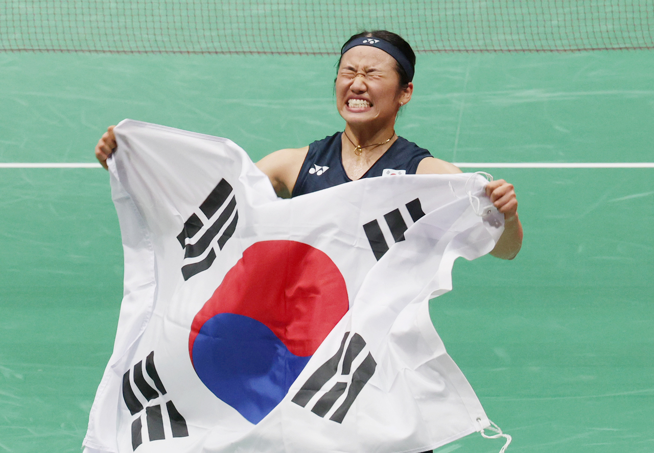 29일 일본 아이치현 이치노미야 시립체육관에서 열린 2026 아이치·나고야 아시안게임 배드민턴 여자 단식 결승 대한민국 안세영과 일본 야마구치 아카네의 경기. 승리를 거두며 2022 항저우 대회에 이어 2회 연속 여자 단식 정상을 지켜낸 안세영이 태극기를 들고 환호하고 있다. [연합]