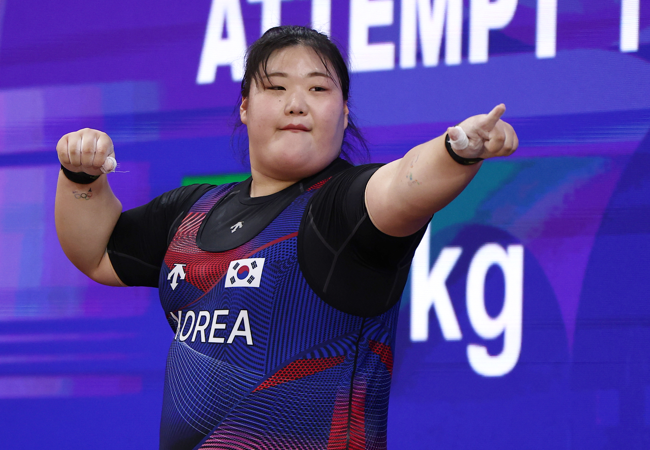 29일 일본 아이치현 나고야 중소기업진흥회관에서 열린 2026 아이치·나고야 아시안게임 여자 역도 86㎏ 이상급 경기 결승. 한국 박혜정이 인상 3차 시기 133kg을 성공한 뒤 기뻐하고 있다. [연합]
