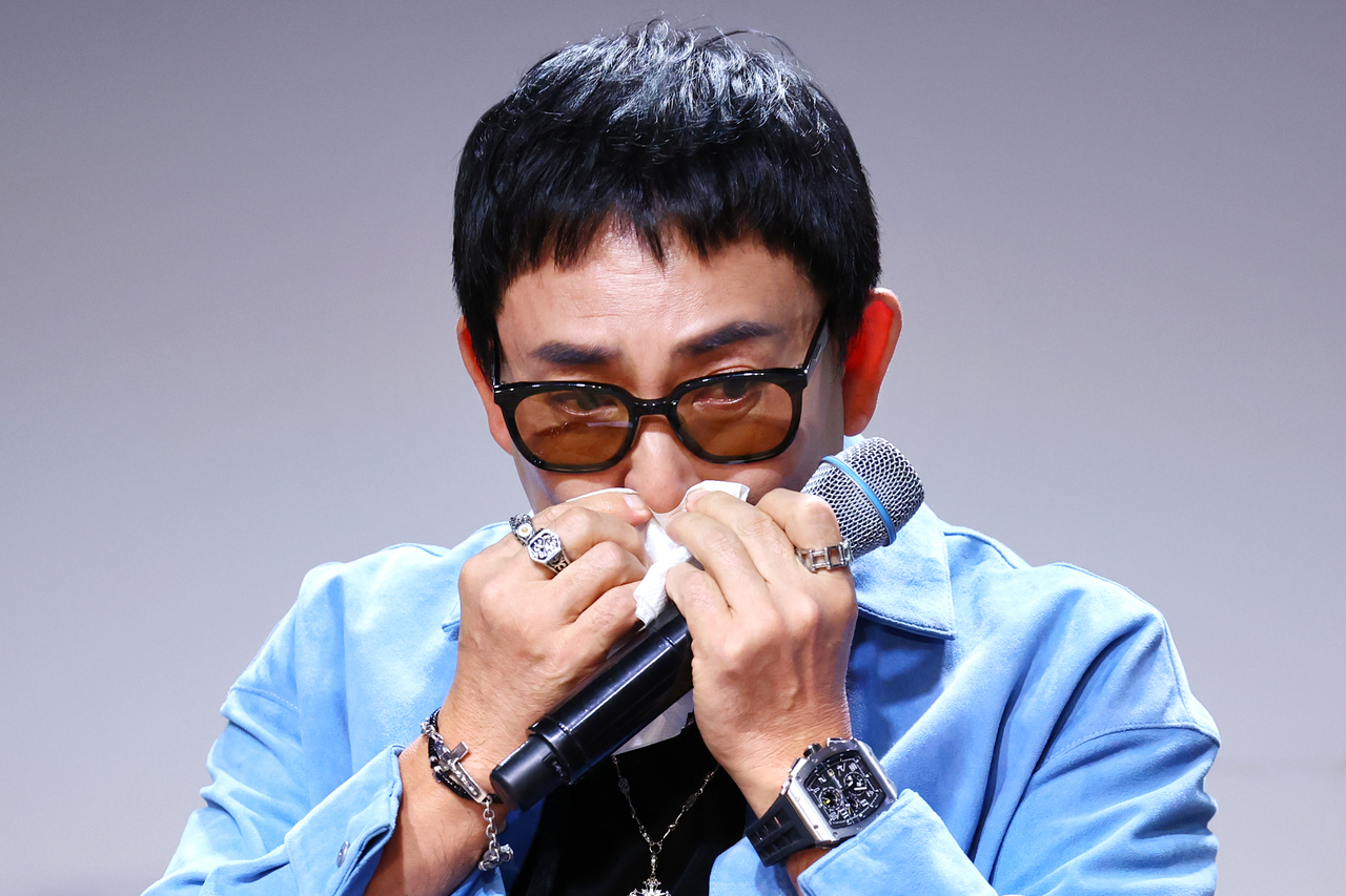 가수 이승철이 29일 오후 서울 용산구 현대카드 언더스테이지에서 열린 데뷔 40주년 기념 앨범 음감회에서 눈물을 닦고 있다. [연합]