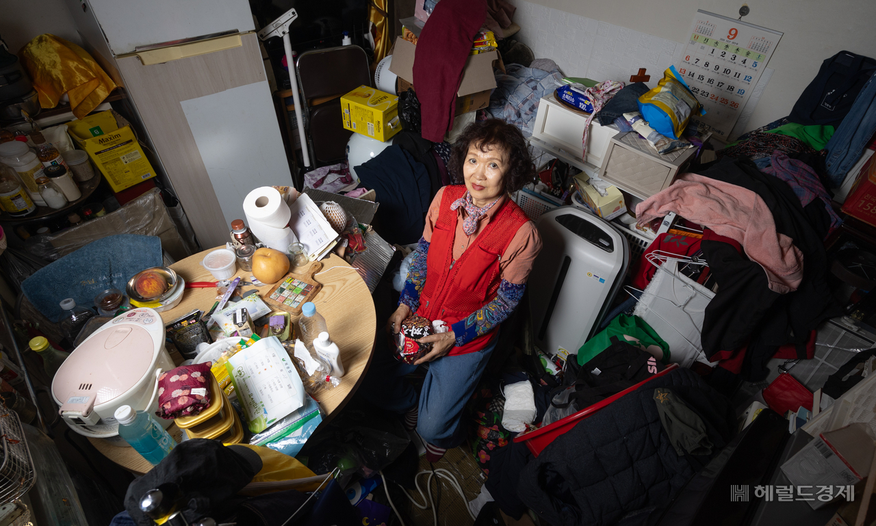 Na Jeong-hye, 72, was interviewed Monday at her home in the Donui-dong single-room district in Jongno-gu, Seoul. President Lee Jae Myung also visited the neighborhood in May to meet with residents. (Yoon Chang-bin)