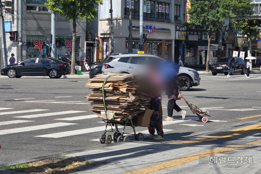 지난 22일 서울 은평구 한 자원순환시설 앞 도로 위에 고순옥 씨가 위태롭게 서있다.이영기 기자
