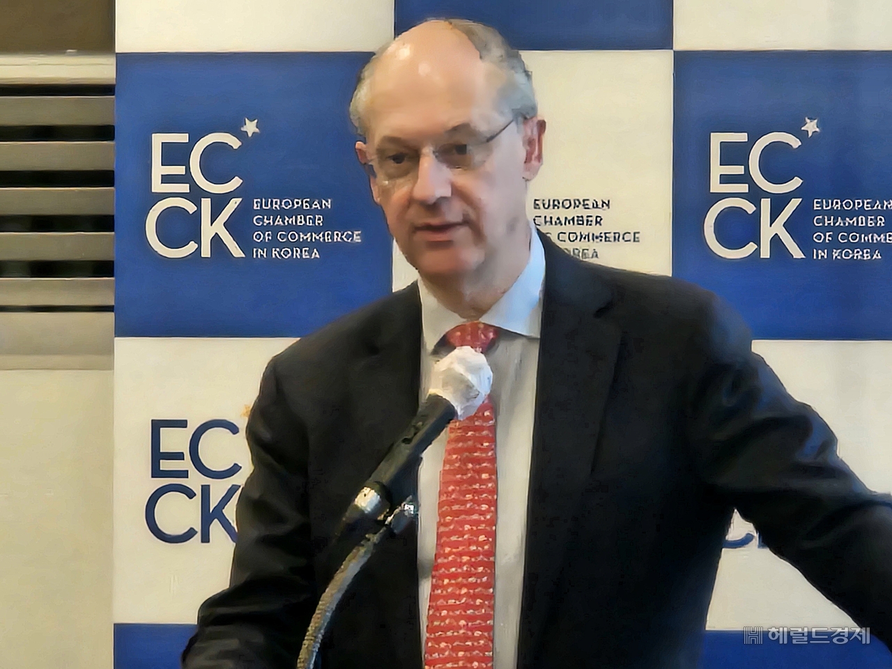 필립 반 후프 주한유럽상공회의소 회장이  30일 서울 중구 프레스센터에서 개최한 ‘2026년 ECCK 백서 발간 기념 기자간담회’에서 인사말을 하고 있다. 김현일 기자