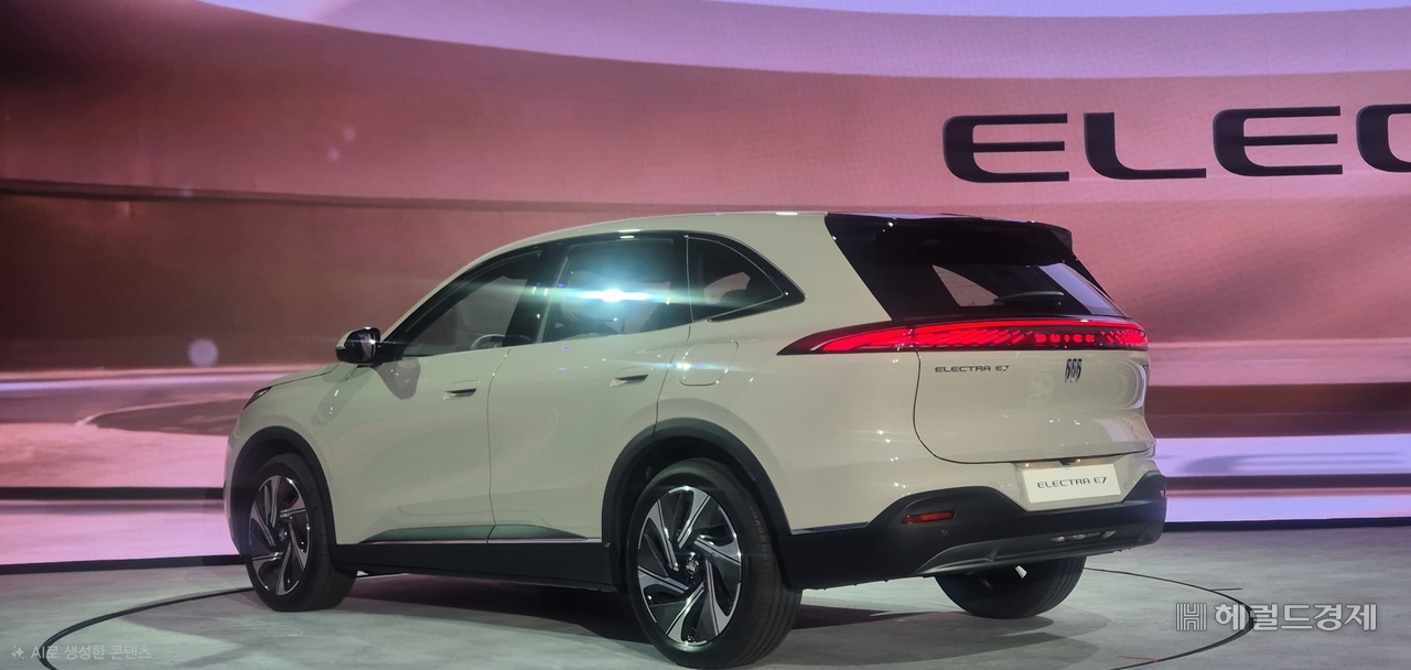 뷰익의 플러그인하이브리드(PHEV) SUV ‘엘렉트라 E7’ 후측면. 전장 4850㎜, 전폭 1910㎜의 차체에 2850㎜의 휠베이스를 갖췄다. 정경수 기자