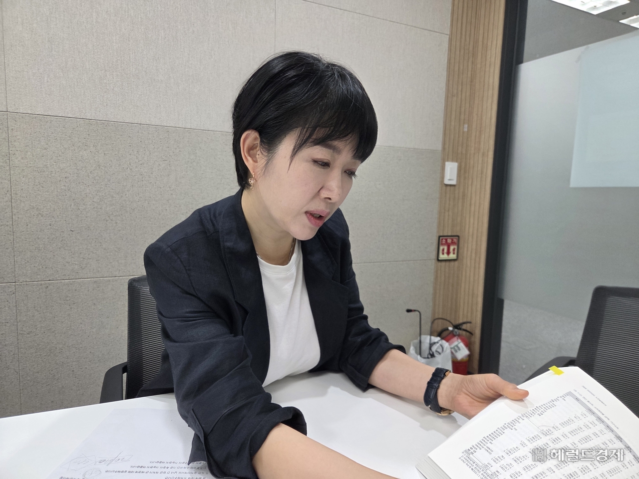 Cheon Jae-young presents research data at the Seoul headquarters of the Korea Employment Agency for the Elderly in Jung-gu, Seoul, on Tuesday. (Lee Young-ki / The Herald Business)