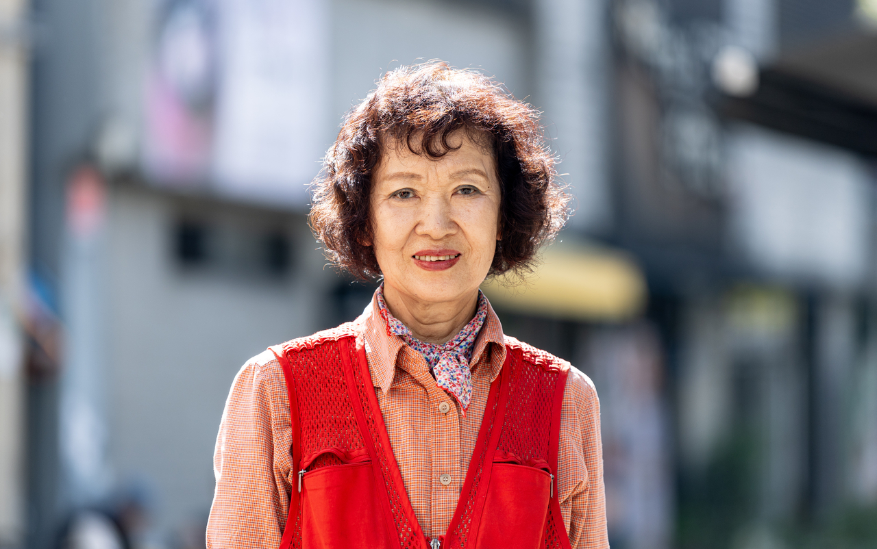 Na Jeong-hye poses before an interview with The Herald Business on Monday afternoon at the Donui-dong single-room district in Jongno-gu, Seoul. (Yoon Chang-bin)