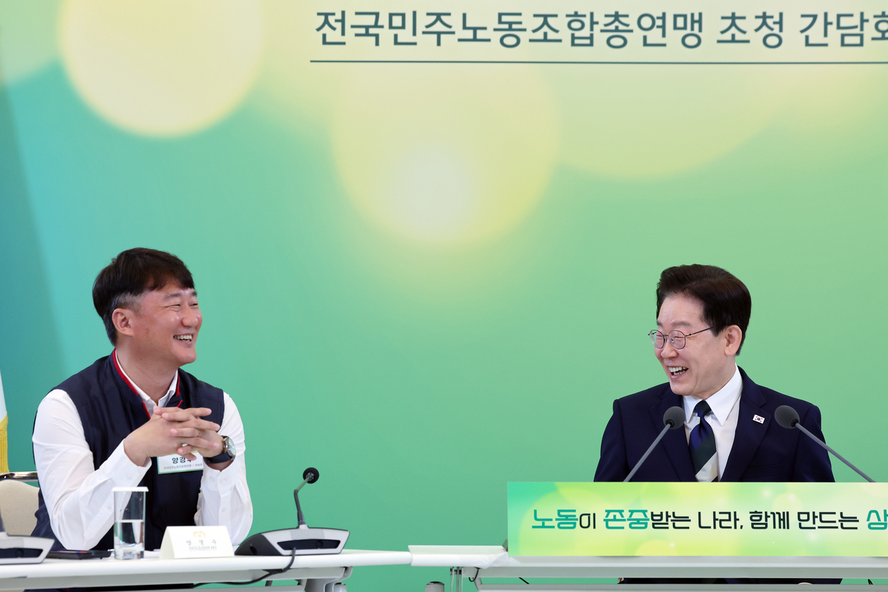 President Lee Jae Myung speaks with Korean Confederation of Trade Unions (KCTU) Chairman Yang Kyung-soo at a meeting hosted at Cheong Wa Dae. [Yonhap]
