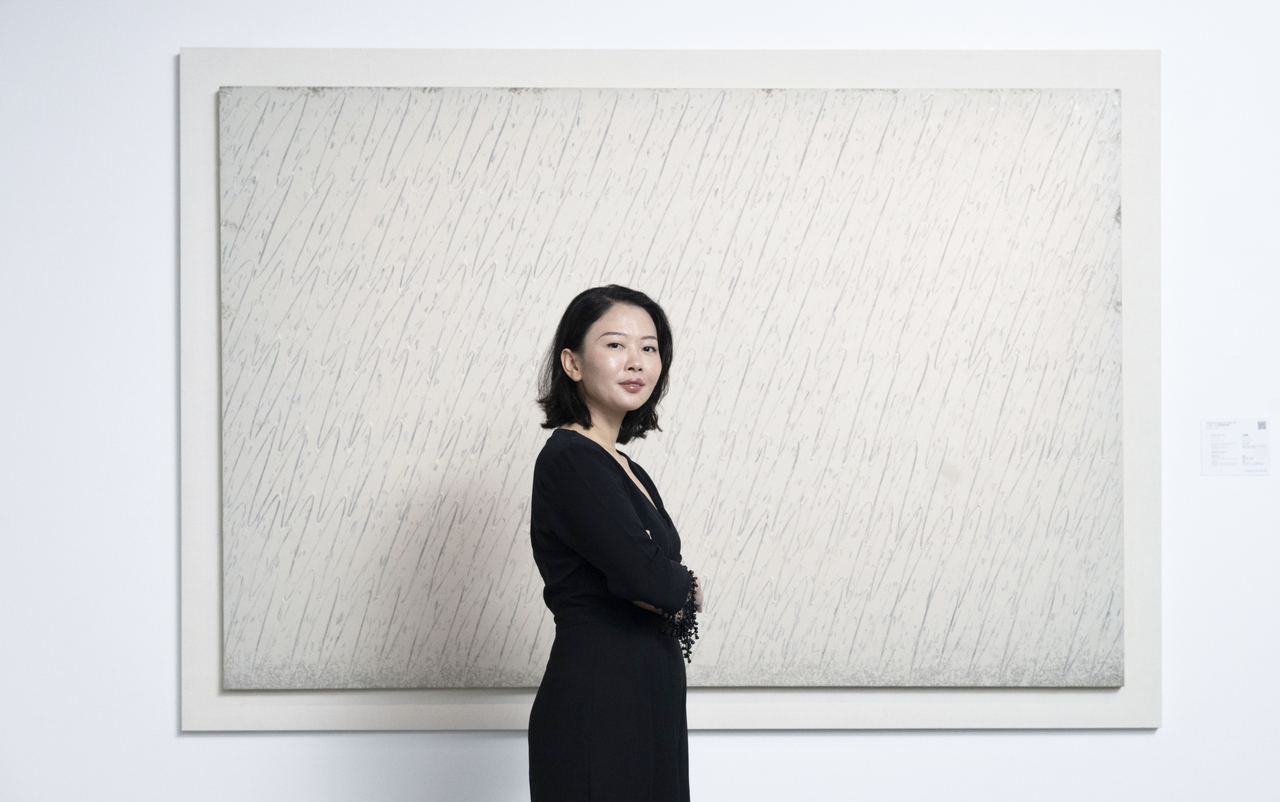 에이다 추이(ADA TSUI) 크리스티 아시아·태평양 수석 부사장 겸 20·21세기 미술 부서 대표가 28일 홍콩 센트럴 더핸더슨 내 크리스티 아시아·태평양 본사에서 본지와 인터뷰를 하고 있다. 에이다 부사장은 아시아 지역 내 해당 부문의 모든 판매 운영을 총괄하고 있다.  [홍콩=박해묵 기자]