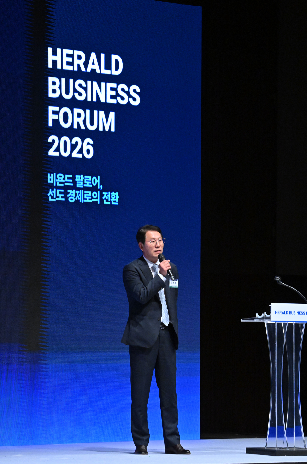 김종필 LIG Defense&Aerospace 전무가 29일 오후 서울 중구 신라호텔 다이너스티홀에서 열린 헤럴드 기업포럼 2026에서 ‘K-New Space 시대 국가우주 발전방향’을 주제로 강연을 하고 있다. 임세준 기자