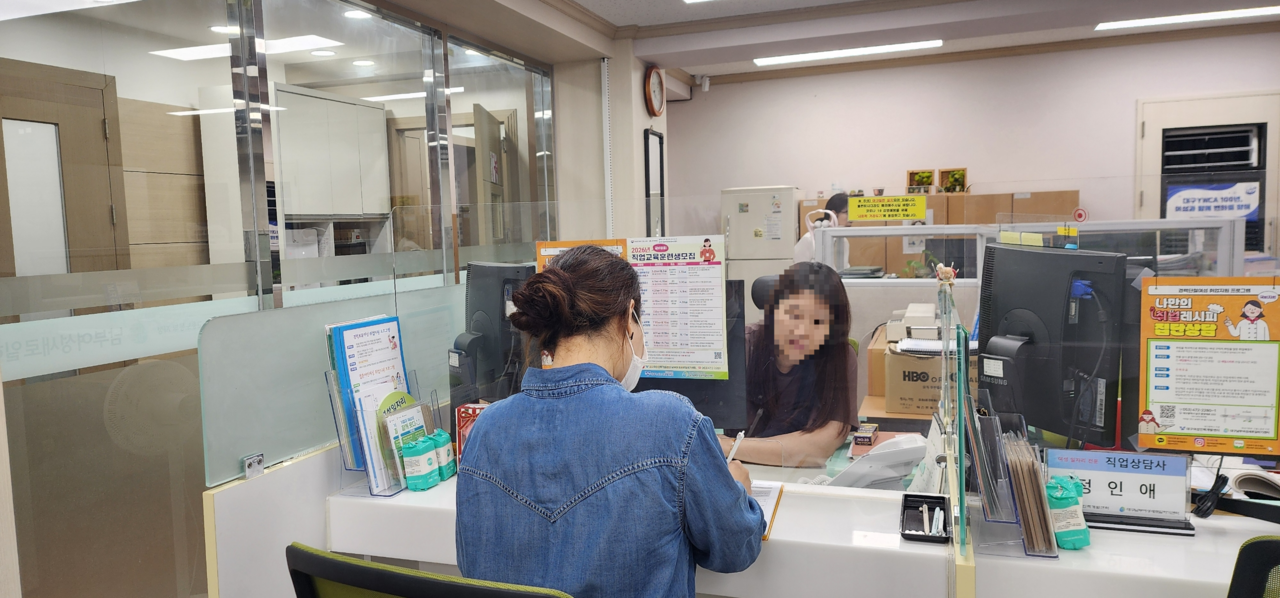 김정남(46) 씨는 육아로 13년간 경력 단절 이후 2년의 재취업 기간을 거쳐 현재 직업상담사로 근무 중이다. 사진은 김씨가 직업 상담을 진행하는 모습. [독자 제공]